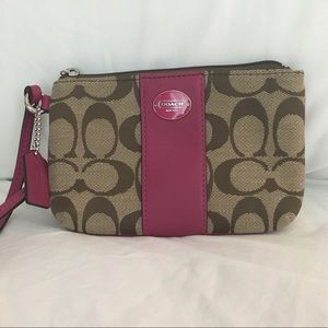 ✨NEVER USED✨ Coach wristlet, 💕 Fuchsia Leather